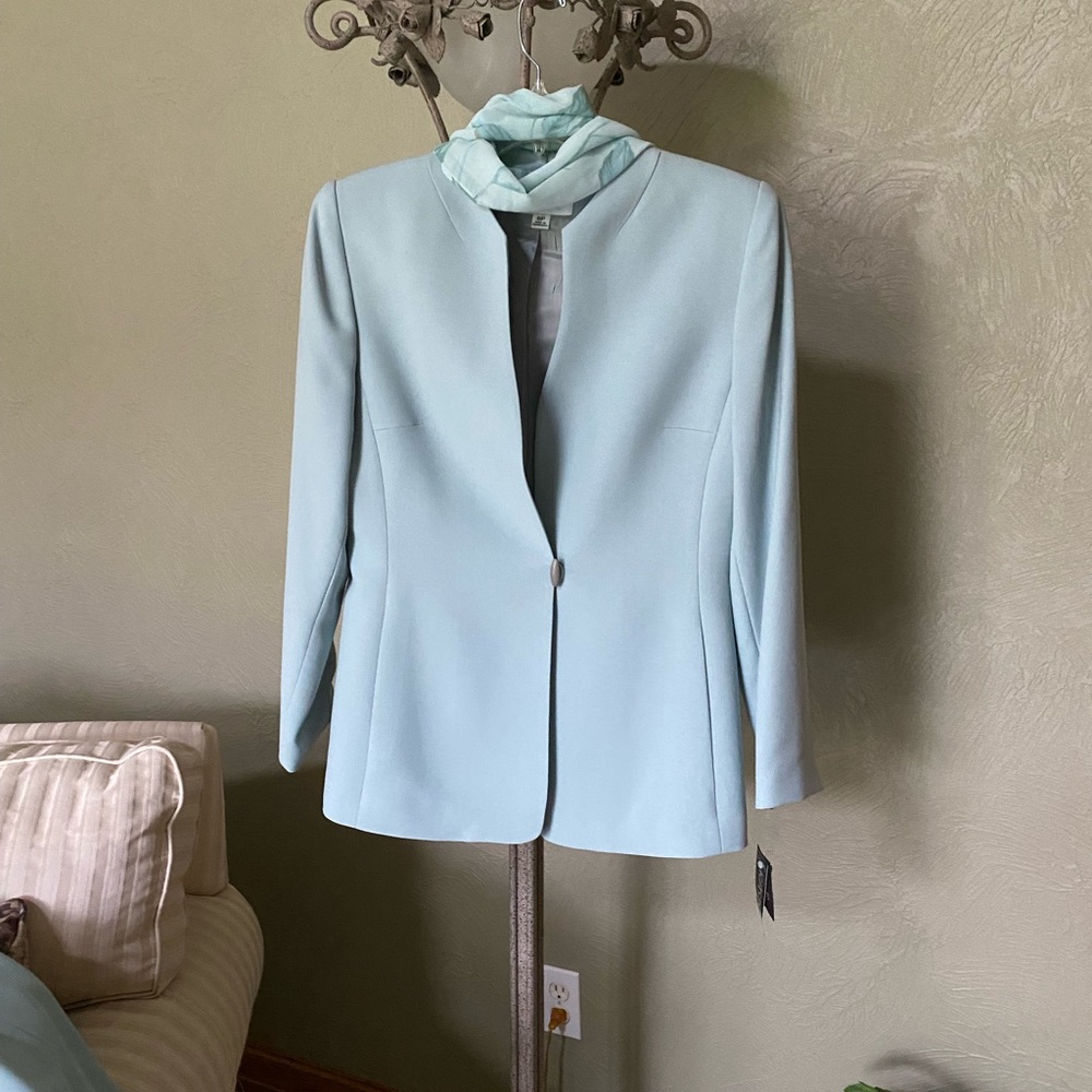 NWT - Beautiful aqua color Kasper suit - size 8P